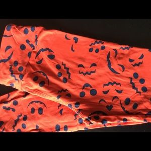 Lularoe OS Halloween leggings.